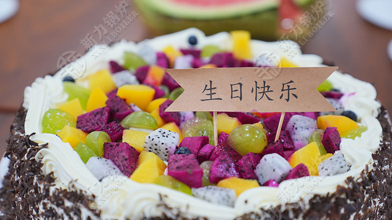 庆祝成长，共享喜悦：公司员工生日派对与入职周年庆典联袂上演